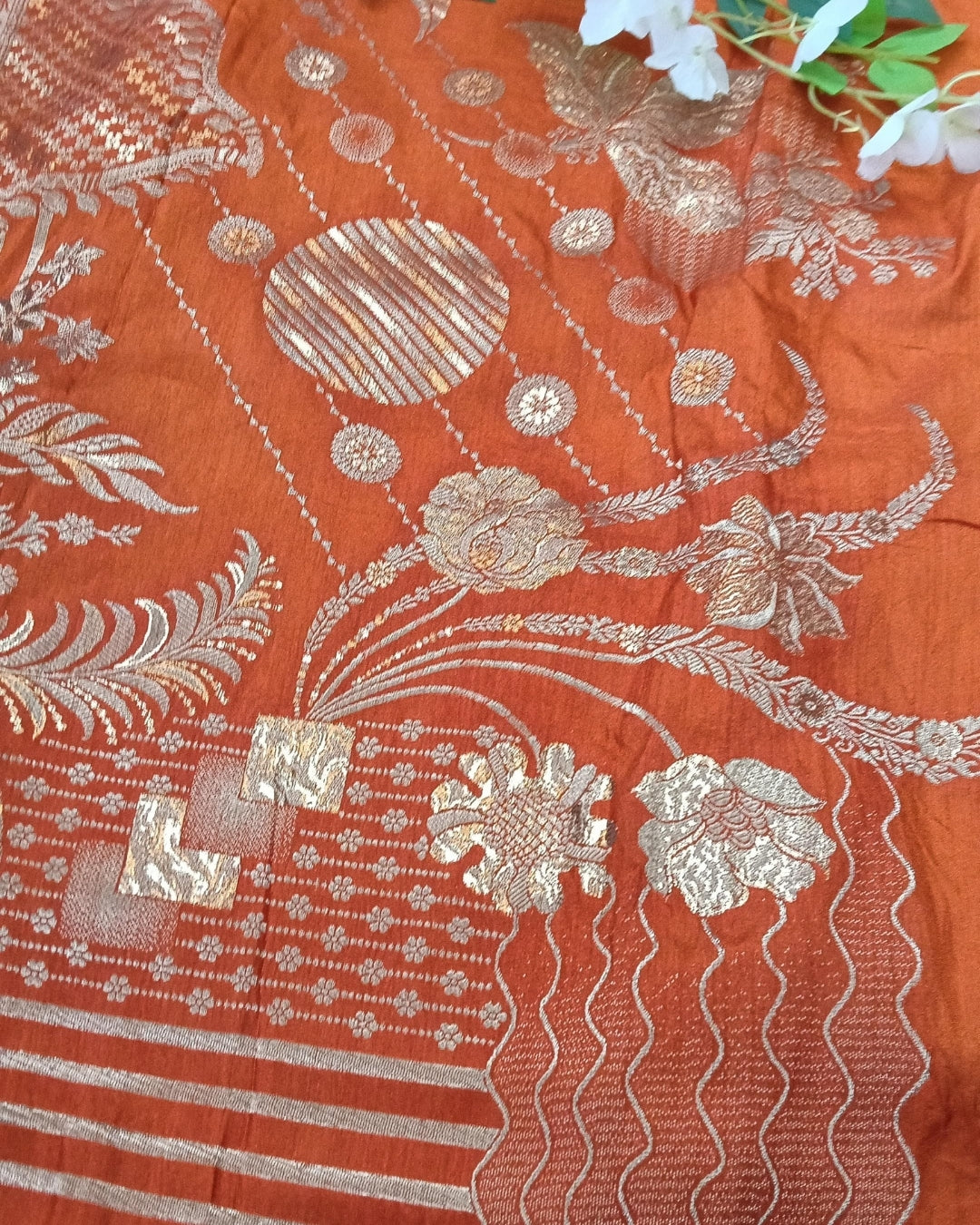 Banarasi Saree with Weaving border and Big buta - BBS072