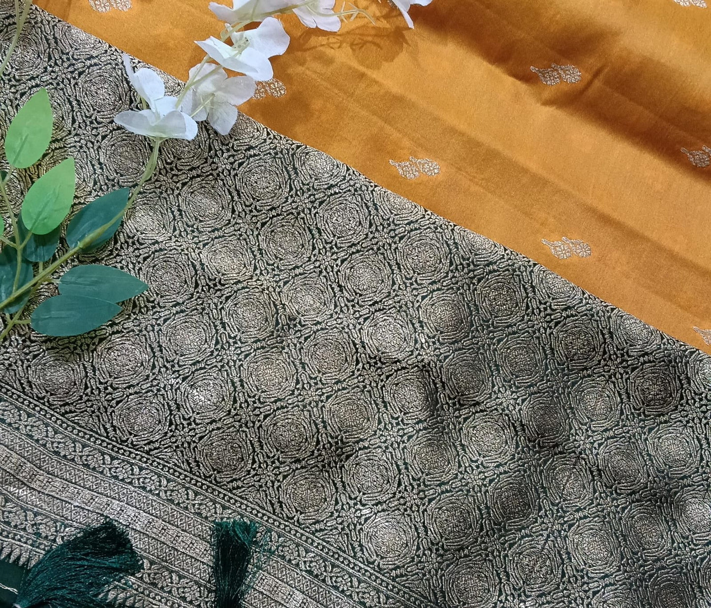 Chiniya Pattu Saree with small Weaving buta - BBS131D